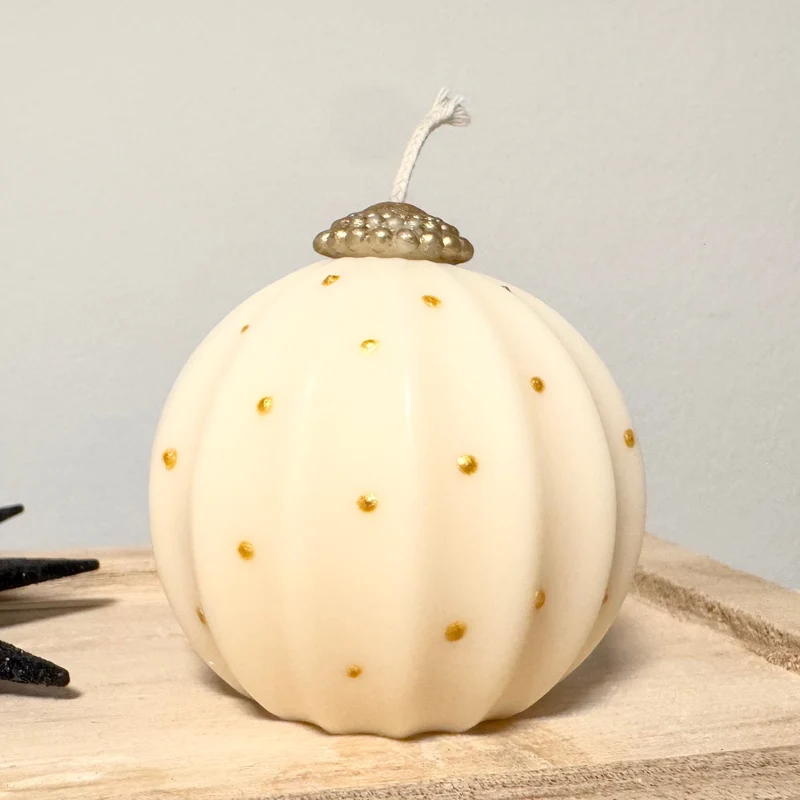 Handgemachte Weihnachtskugel Kerze aus Rapswachs