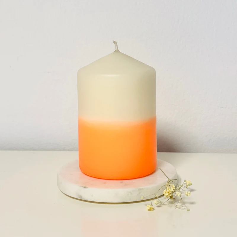 Handgefärbte Dip Dye Stumpenkerze | taupe & neon-orange