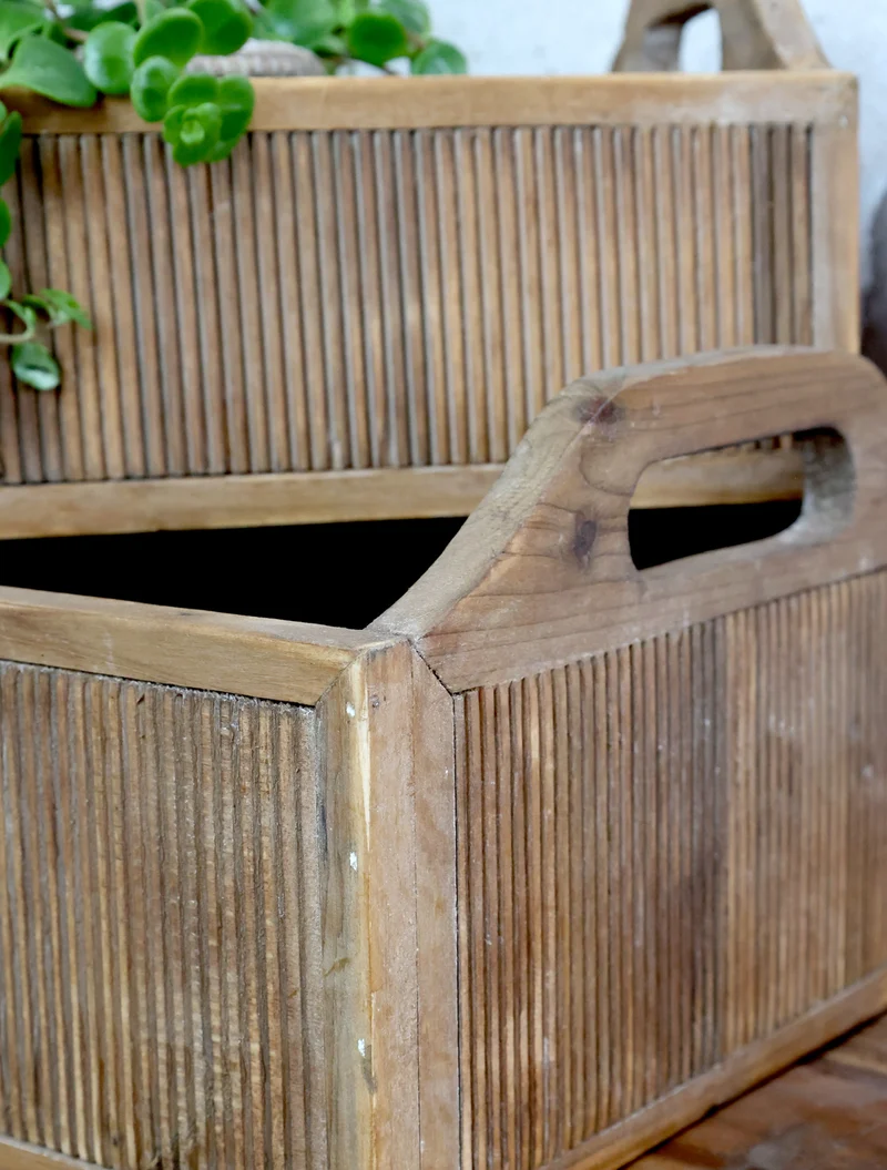 Holzkiste mit Henkel