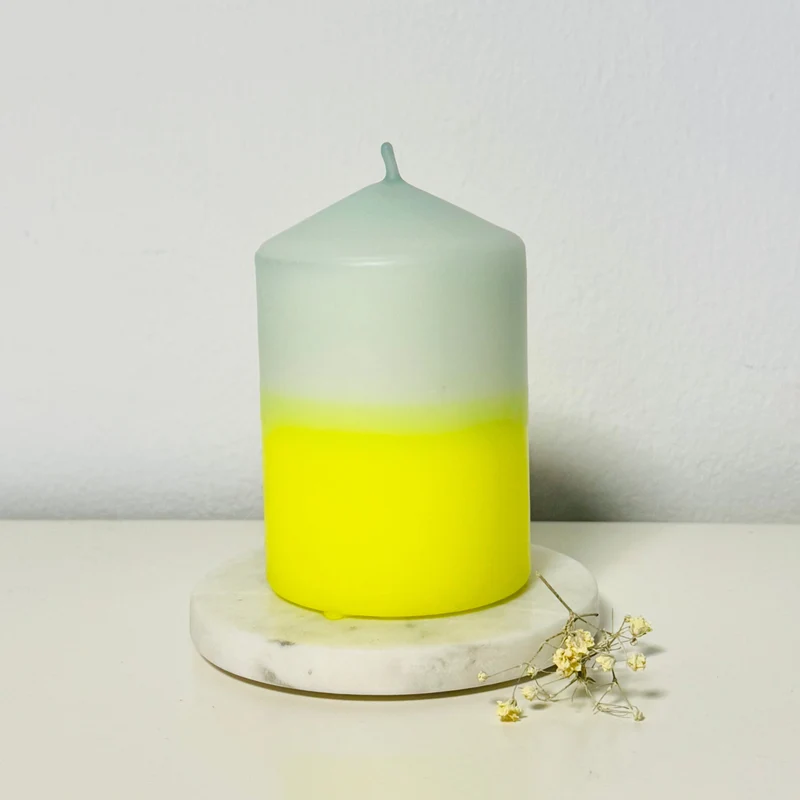 Handgefärbte Dip Dye Stumpenkerze | mint & neon-gelb