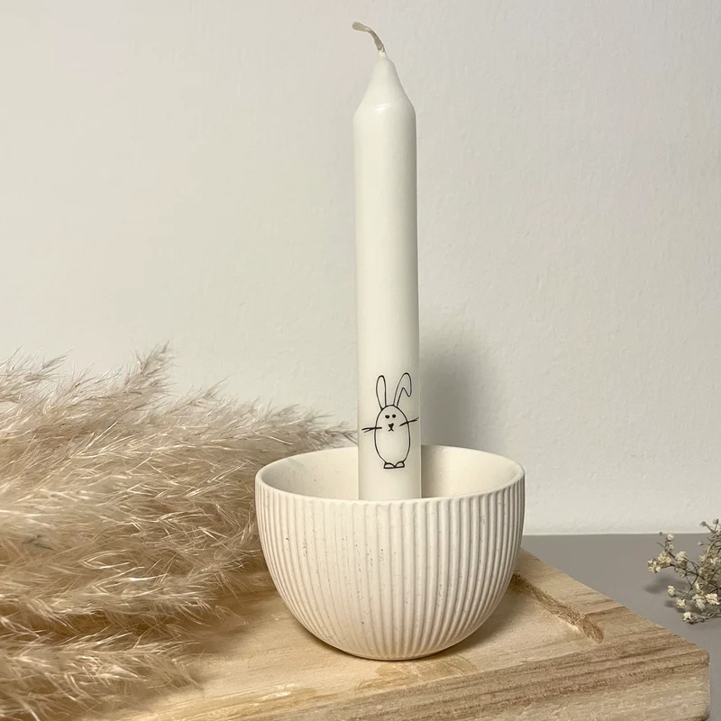 Weiße Stabkerze mit Motiv "Osterhase"