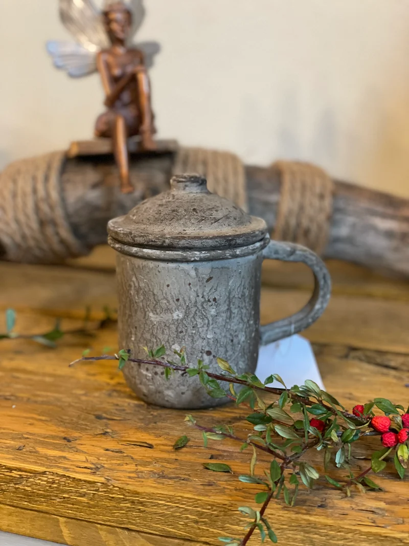 Becher mit Deckel