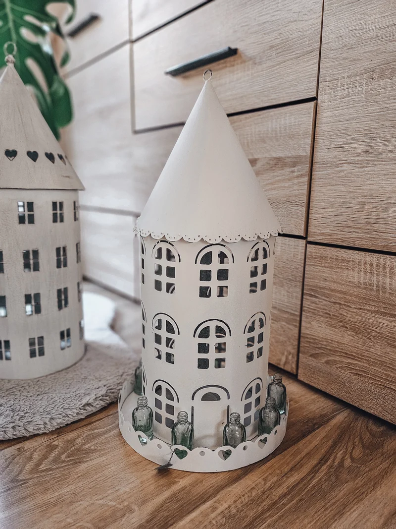 Vogelhaus-Laterne mit Fläschchen