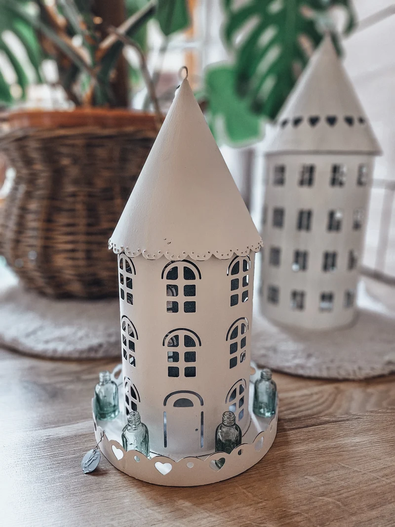 Vogelhaus-Laterne mit Fläschchen