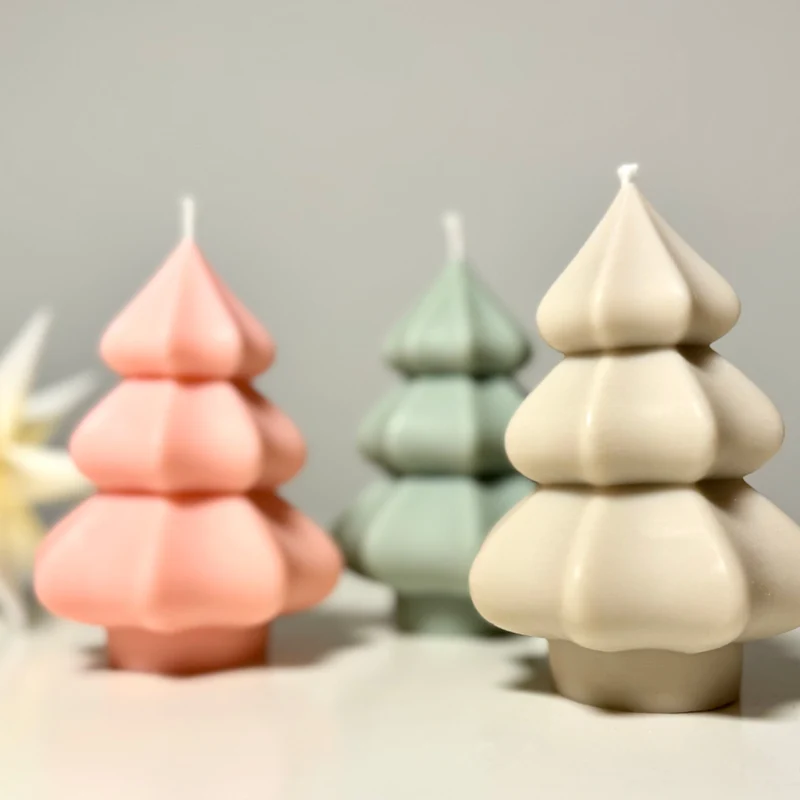 Handgemachte Weihnachtsbaum Kerze aus Rapswachs