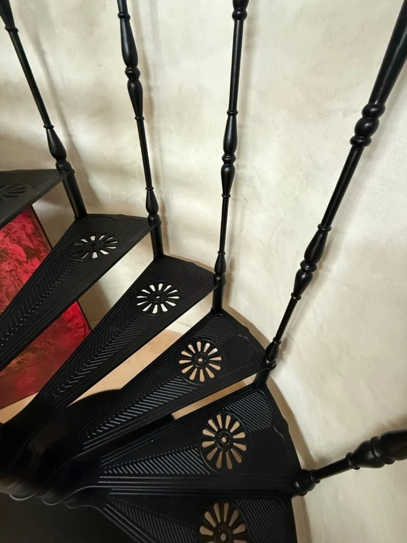 Casa Padrino Gusseisen Wendeltreppe Schwarz Ø 155 x H. 300 cm - Rustikale Spiraltreppe mit 15 Stufen - Massive Gusseisen Treppe