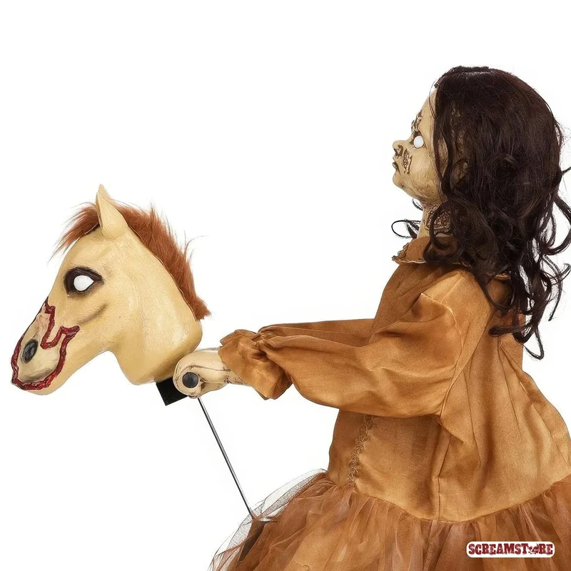 Horror Mädchen Sweet Sally auf Schaukelpferd