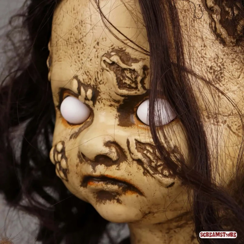 Horror Mädchen Sweet Sally auf Schaukelpferd