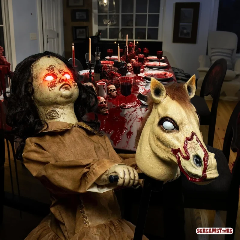 Horror Mädchen Sweet Sally auf Schaukelpferd