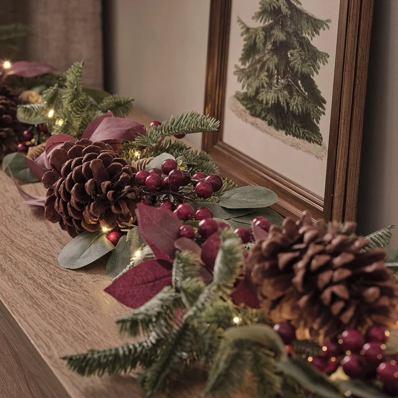 60 cm Outdoor-Weihnachtskranz und 1,5 m Girlande mit Beleuchtung und Tannenzapfen