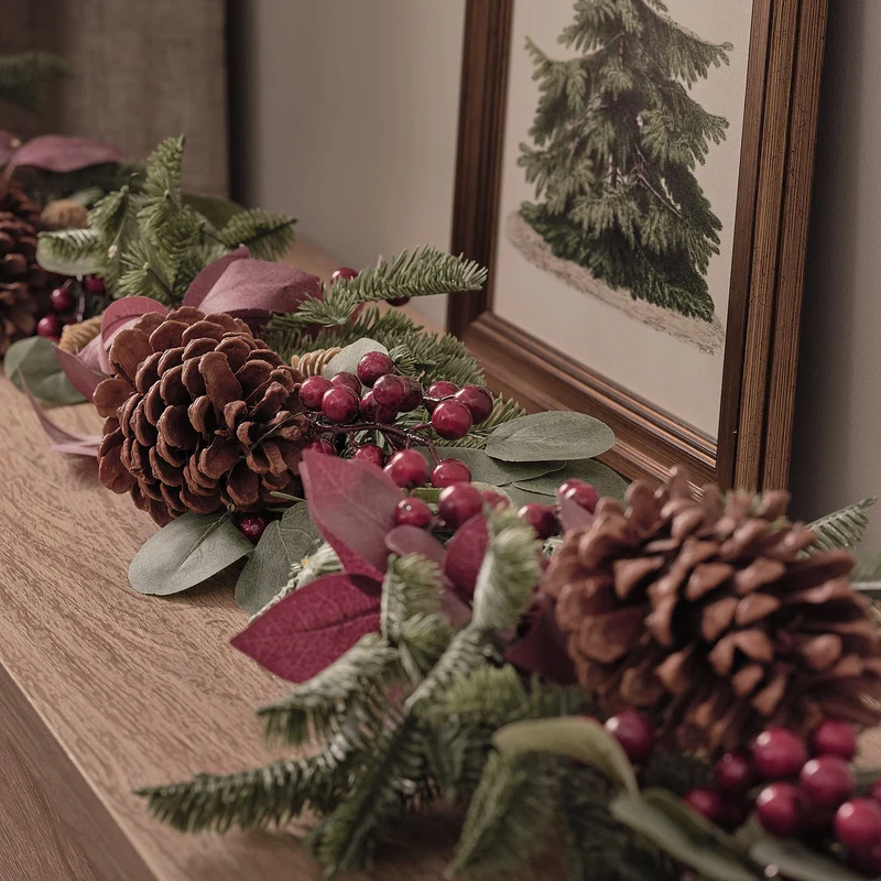 60 cm Outdoor-Weihnachtskranz und 1,5 m Girlande mit Beleuchtung und Tannenzapfen