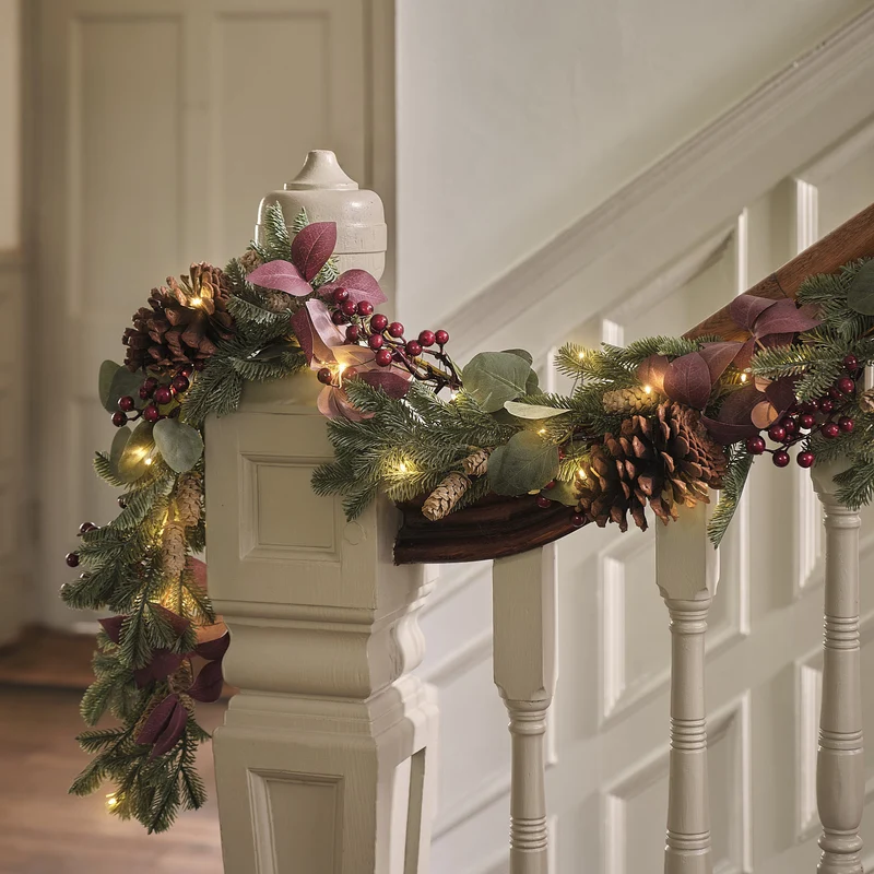 60 cm Outdoor-Weihnachtskranz und 1,5 m Girlande mit Beleuchtung und Tannenzapfen