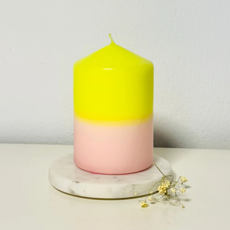 Handgefärbte Dip Dye Stumpenkerze | rosa & neon-gelb