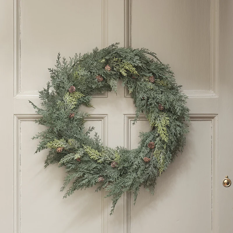 60 cm LED-Weihnachtskranz außen mit Tannenzapfen, Koniferen und warmweißen LEDs