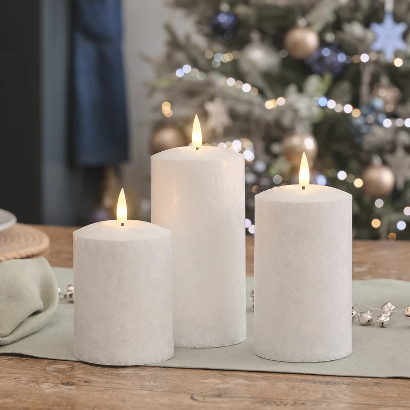 Once Upon A Star Tischgesteck mit 3 TruGlow® LED-Stumpenkerzen in Frost-Optik und Fernbedienung