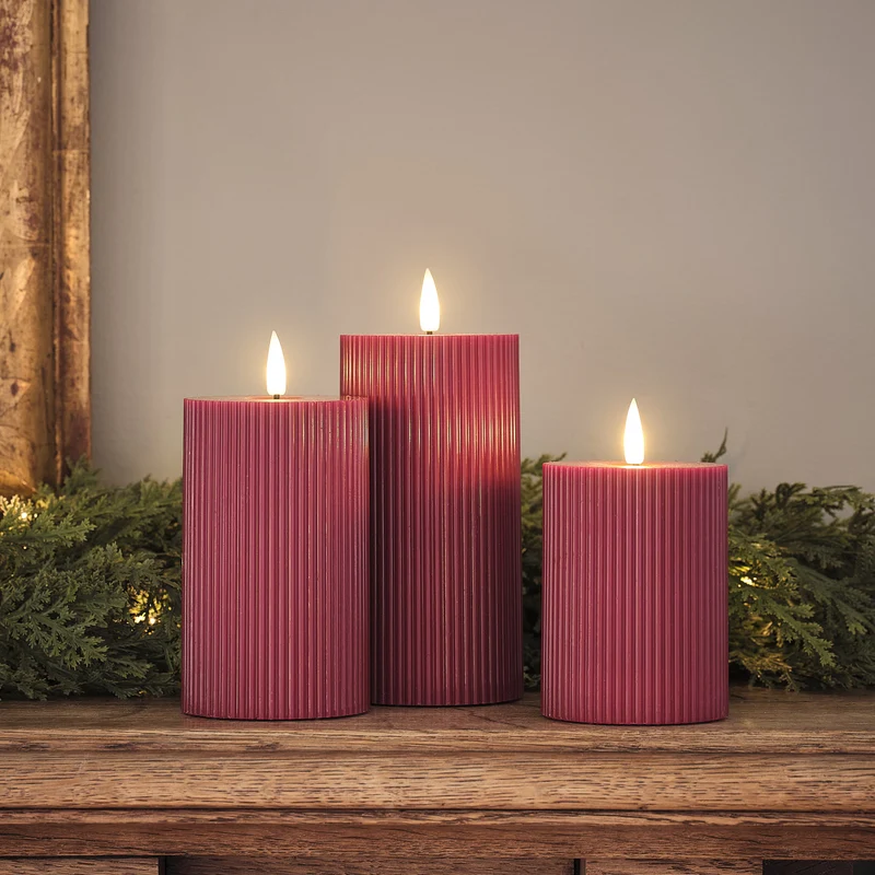 Weihnachtliches Tischgesteck mit 3 pflaumenfarbenen TruGlow® LED-Stumpenkerzen und Fernbedienung