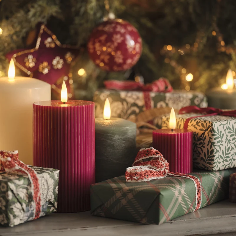 Weihnachtliches Tischgesteck mit 3 pflaumenfarbenen TruGlow® LED-Stumpenkerzen und Fernbedienung