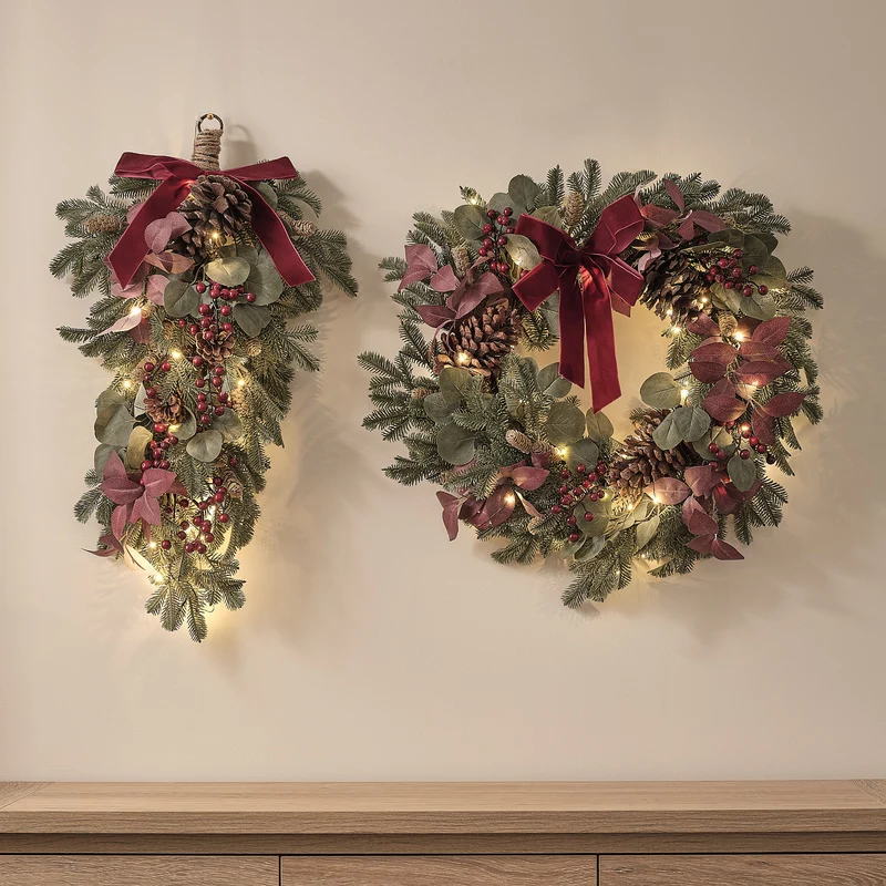 2er Set Geborgenheit und Freude aus 60 cm Weihnachtskranz und Dekozweig mit warmweißer Beleuchtung
