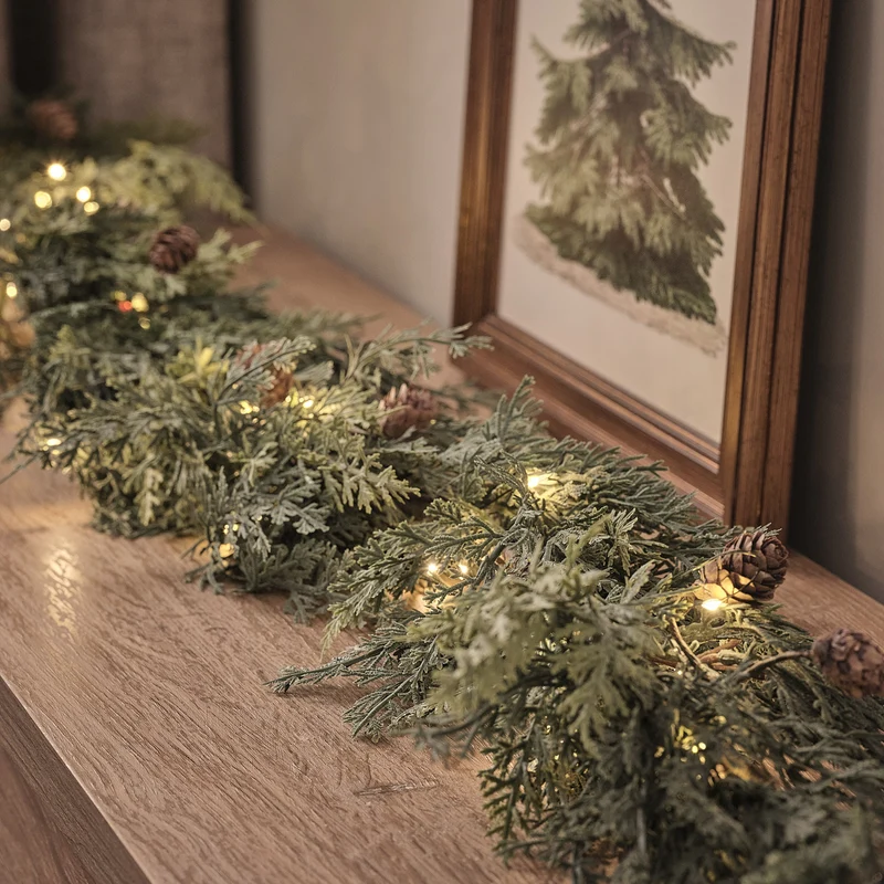 2m beleuchtete Weihnachtsgirlande mit Tannenzapfen und 50 warmweißen LEDs