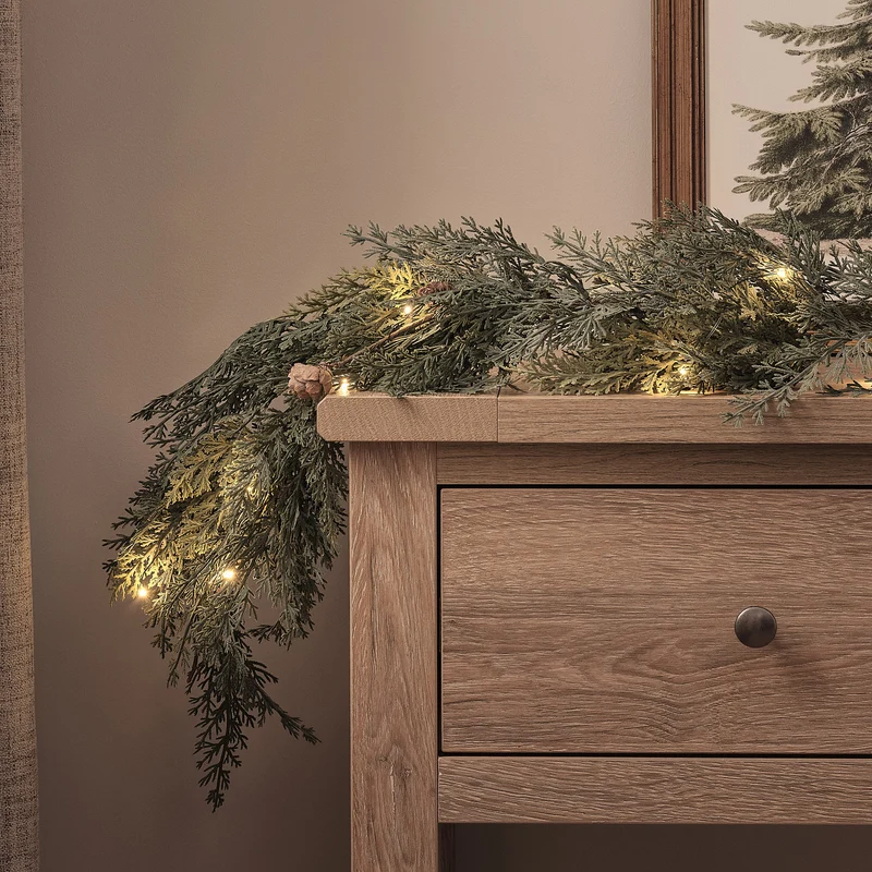 2m beleuchtete Weihnachtsgirlande mit Tannenzapfen und 50 warmweißen LEDs