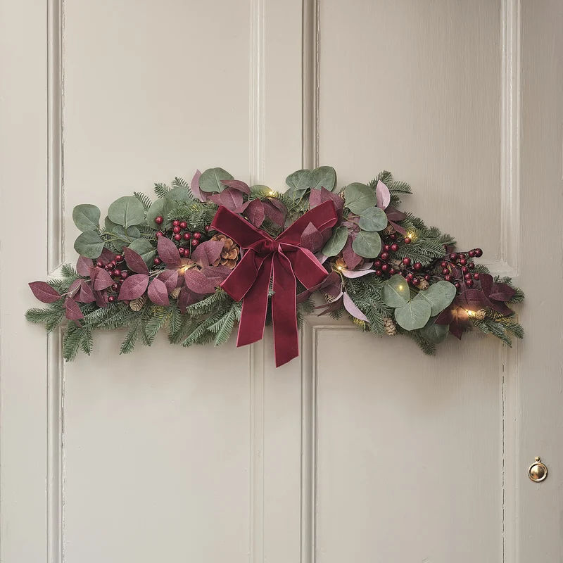 70 cm Weihnachtsgesteck mit 20 warmweißen LEDs und Samtschleife