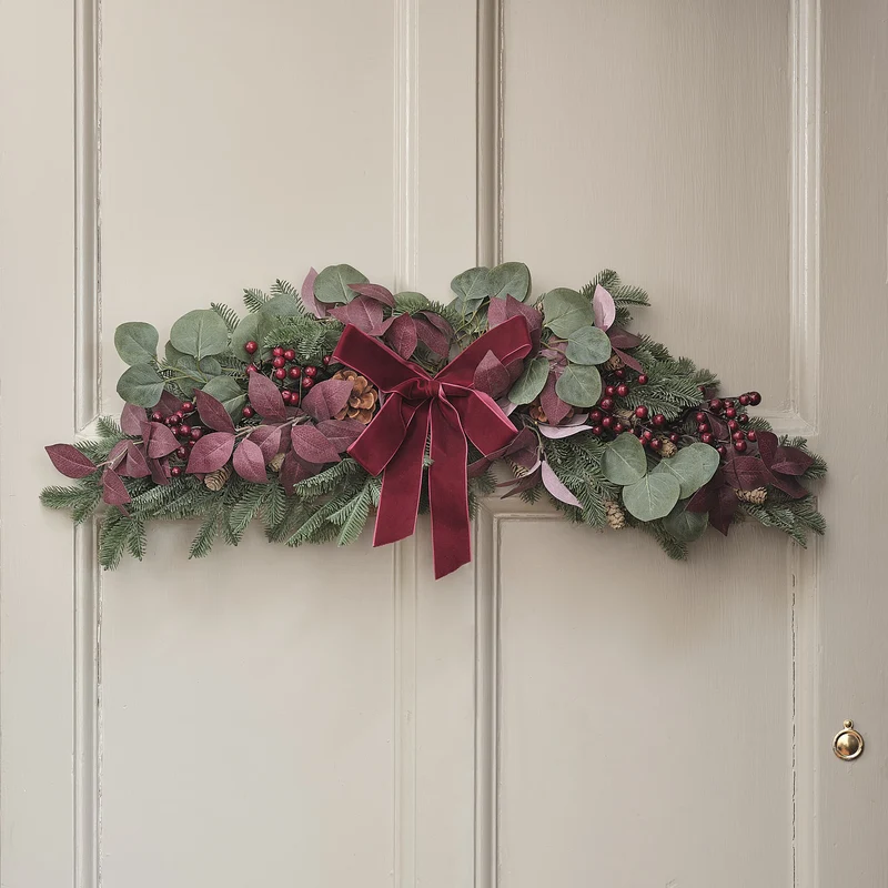 70 cm Weihnachtsgesteck mit 20 warmweißen LEDs und Samtschleife