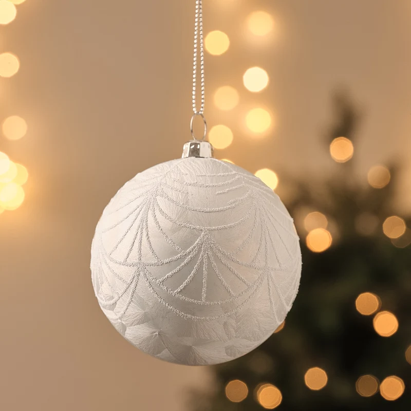 Weiße Christbaumkugel mit Frost-Effekt