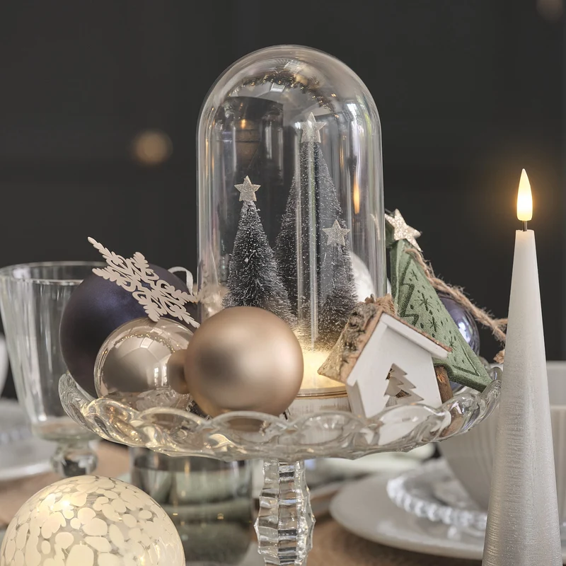 LED-Glasglocke mit verschneiten Weihnachtsbäumen und 20 warmweißen Mikro-LEDs