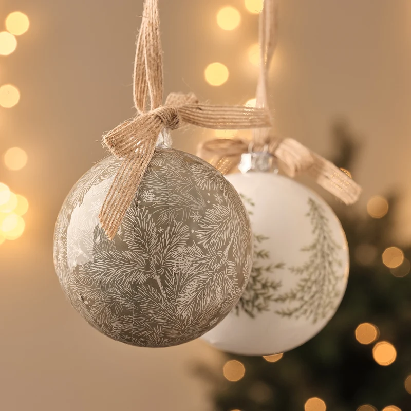 2er-Set Weihnachtskugeln in Salbeigrün und Weiß mit Tannenbaum-Motiv
