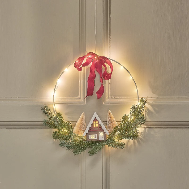 30cm LED-Weihnachtskranz mit Häuserszene und bordeauxroter Schleife