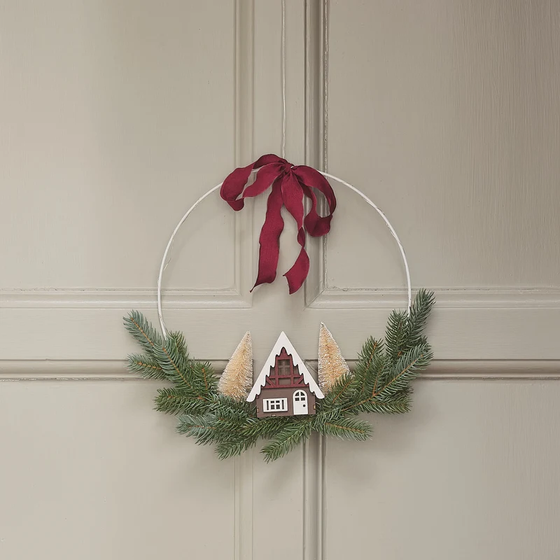 30cm LED-Weihnachtskranz mit Häuserszene und bordeauxroter Schleife