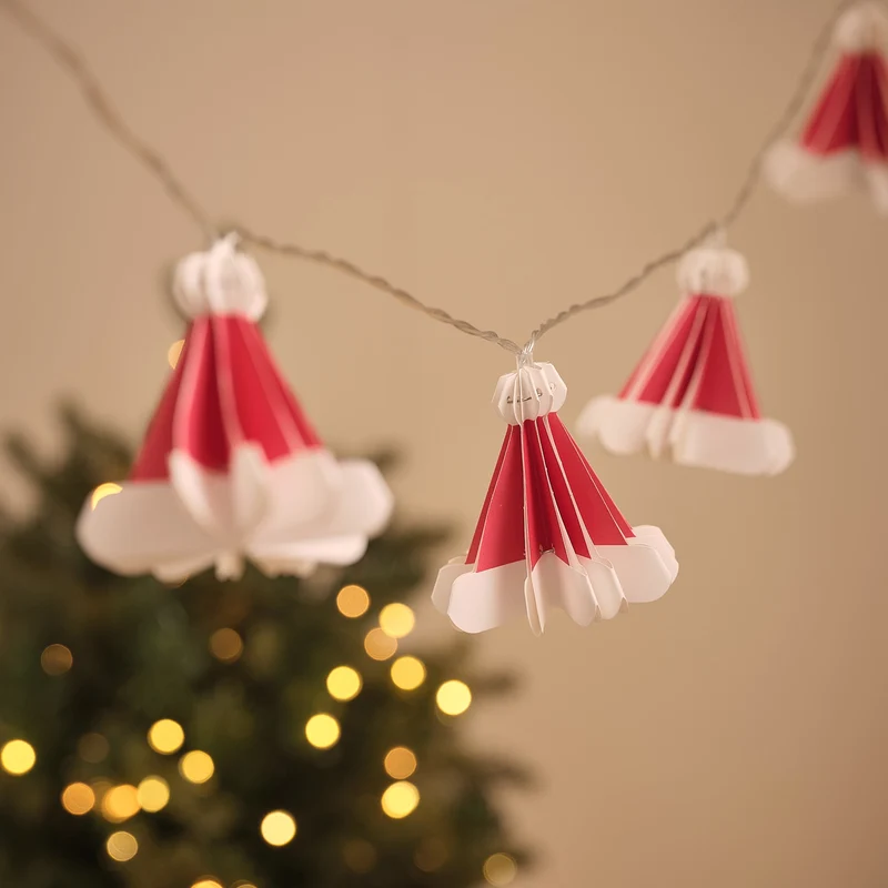 Warmweiße LED-Lichterkette mit 10 Weihnachtsmützen aus Papier