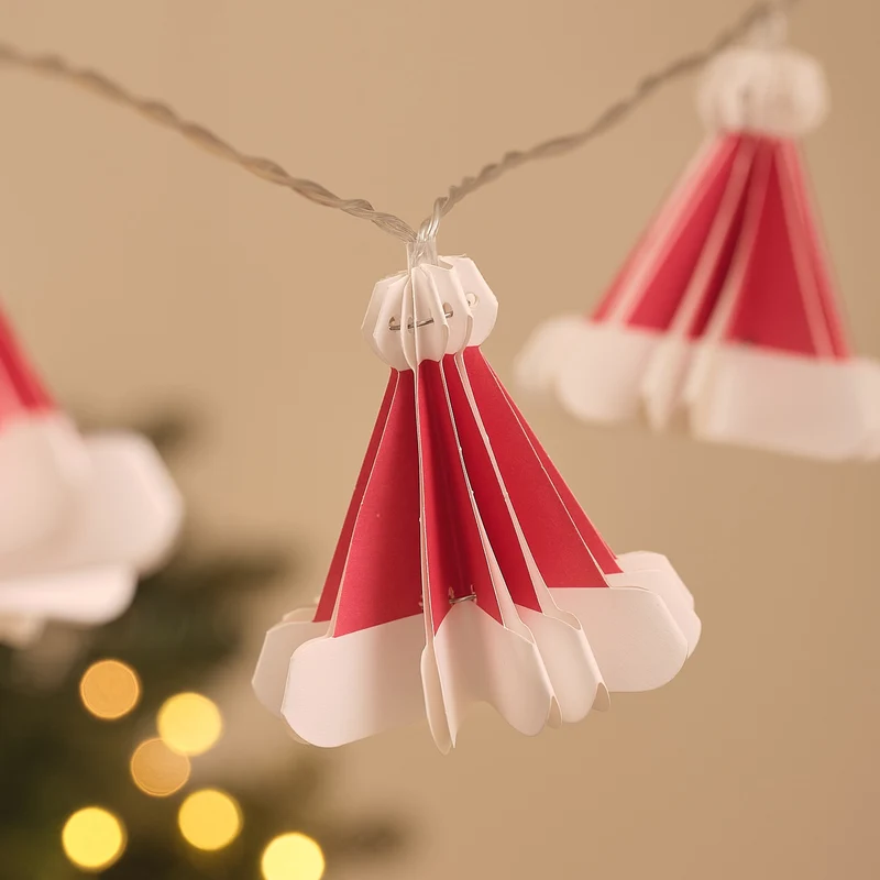 Warmweiße LED-Lichterkette mit 10 Weihnachtsmützen aus Papier
