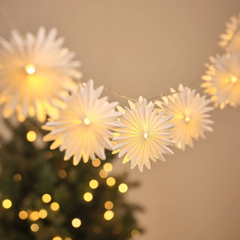 10er LED-Lichterkette mit Papier-Schneeflocken in Warmweiß