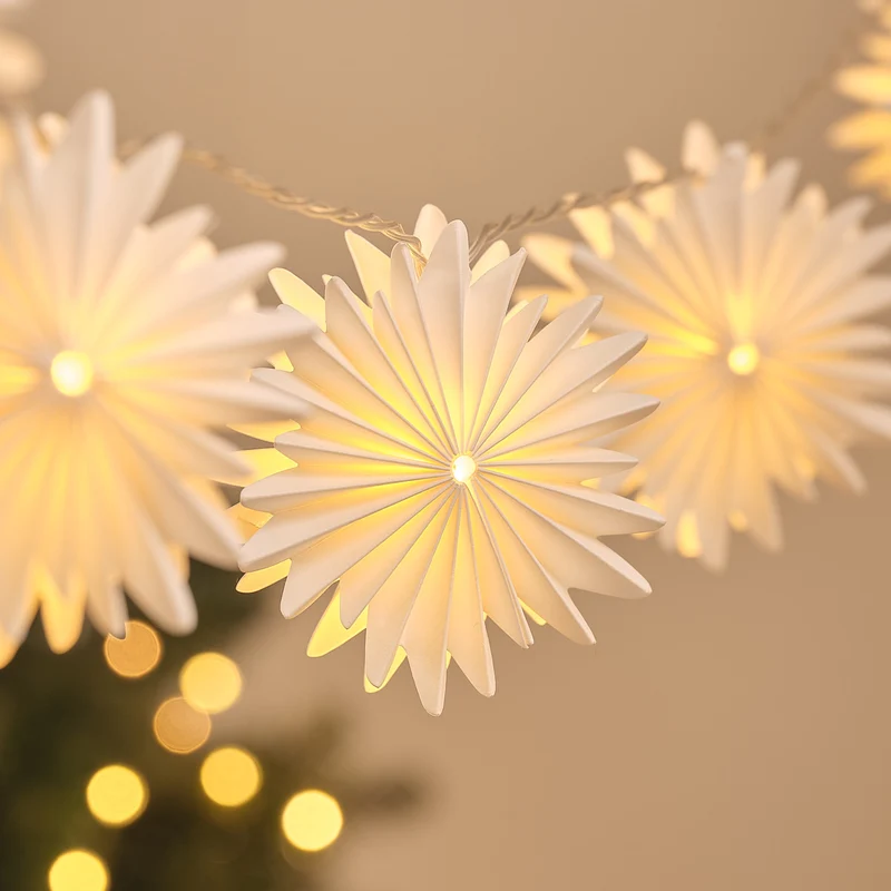 10er LED-Lichterkette mit Papier-Schneeflocken in Warmweiß