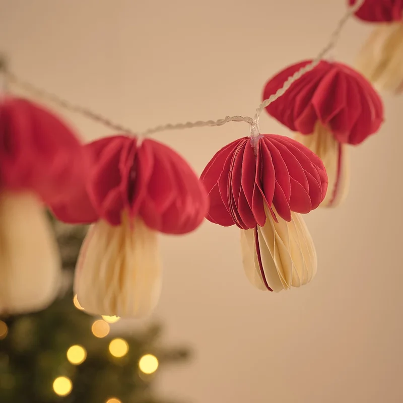 LED-Pilz-Lichterkette mit 10 roten Papierpilzen