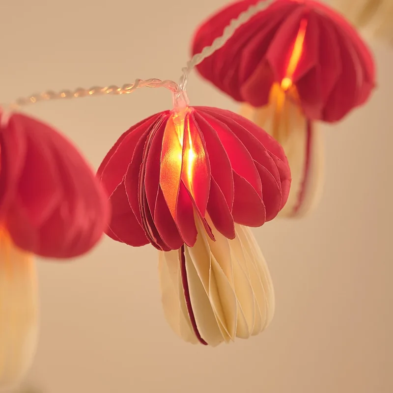 LED-Pilz-Lichterkette mit 10 roten Papierpilzen