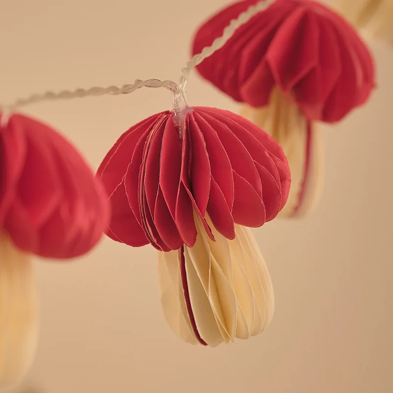 LED-Pilz-Lichterkette mit 10 roten Papierpilzen