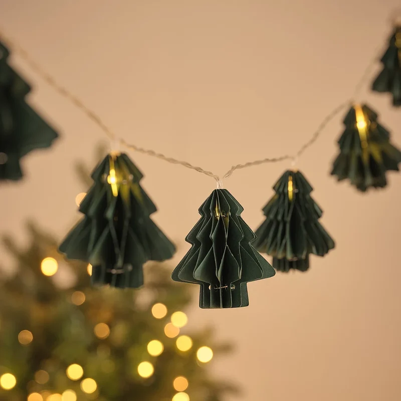 LED-Lichterkette mit 10 grünen Papier-Weihnachtsbäumen