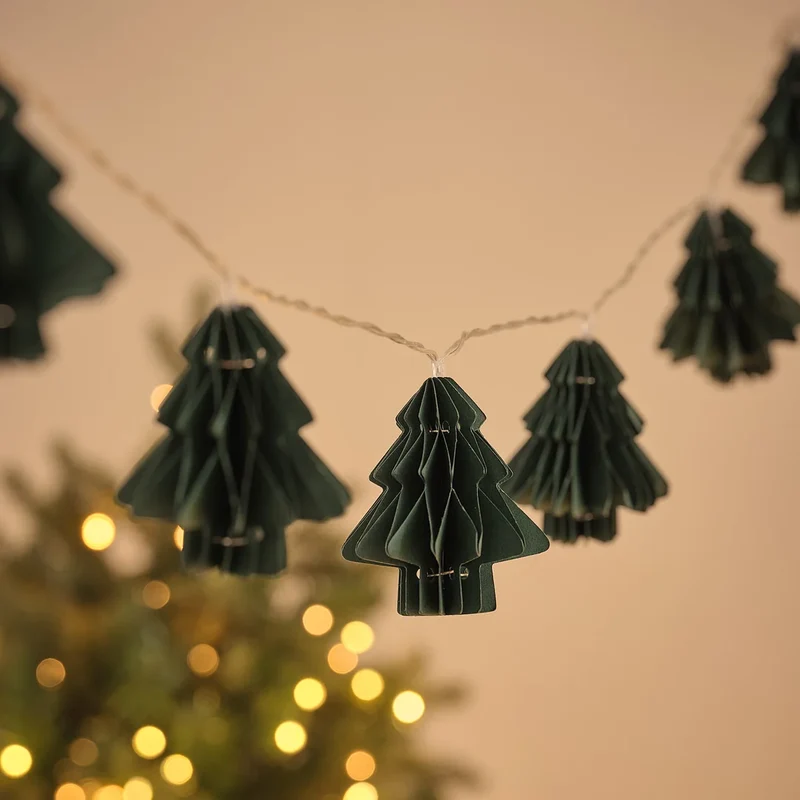 LED-Lichterkette mit 10 grünen Papier-Weihnachtsbäumen