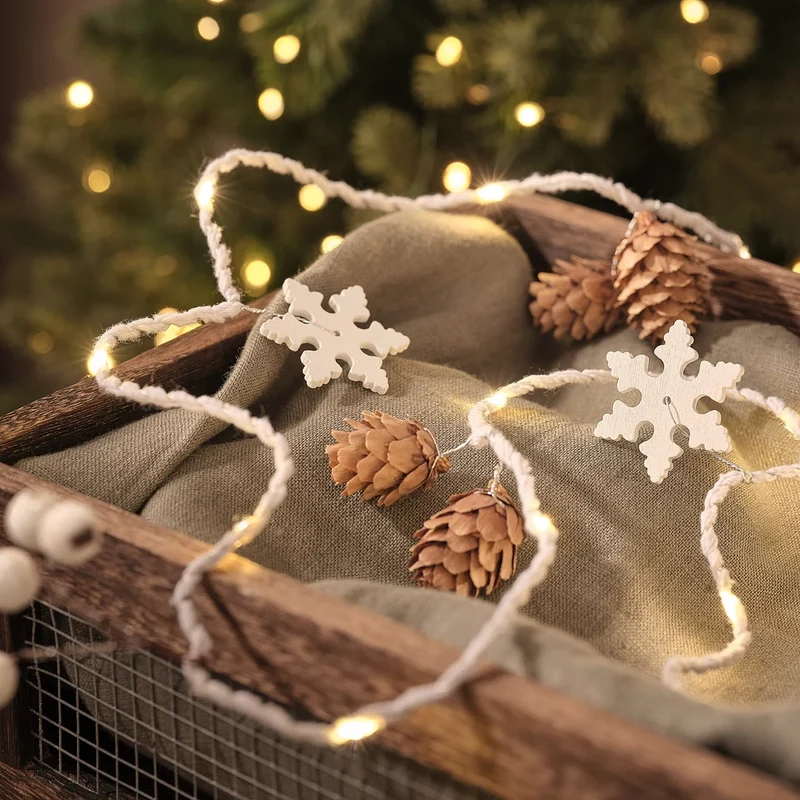 1,8m Weihnachtsgirlande Schneeflocken und Tannenzapfen mit Mikro-LEDs