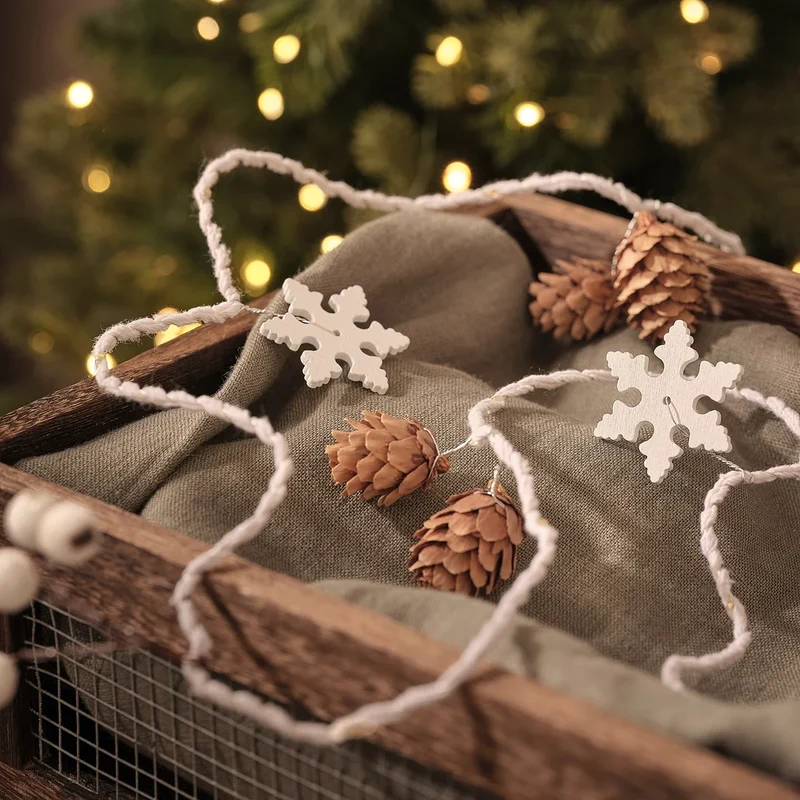 1,8m Weihnachtsgirlande Schneeflocken und Tannenzapfen mit Mikro-LEDs