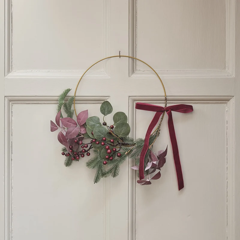 35cm Weihnachtskranz mit rotem Band und Kunstlaub