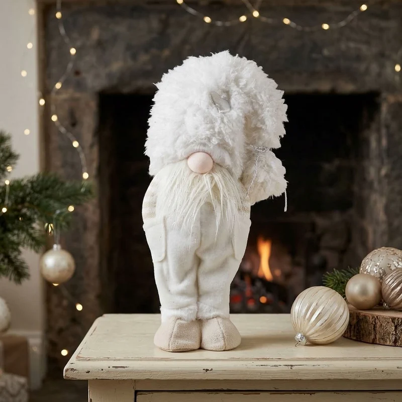 Weihnachtswichtel stehend 45 cm – Lässiger Wintergnom mit Händen in den Taschen, Glitzerbart & flauschiger Zipfelmütze