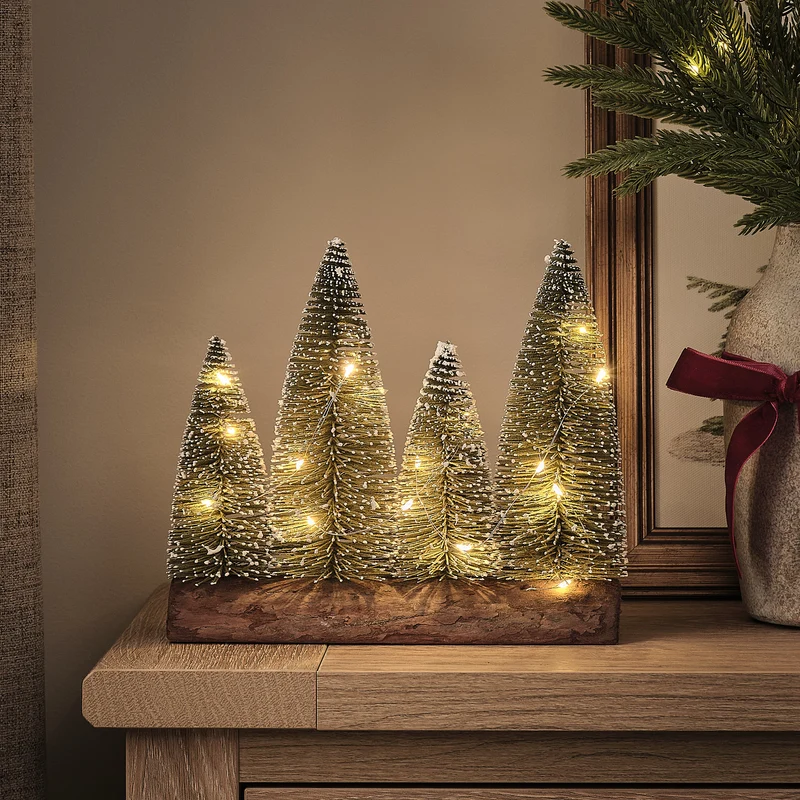 Beleuchtete Mini-Tannenbäume auf Holzsockel mit 20 warmweißen Mikro-LEDs