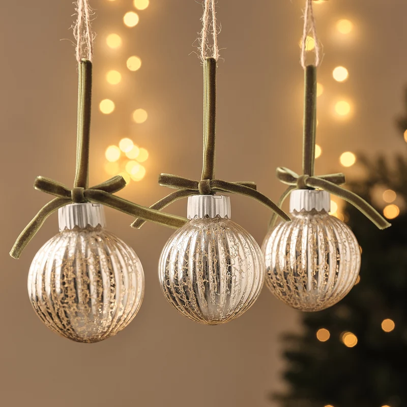 3er-Set LED-Weihnachtskugeln aus Glas mit grüner Schleife