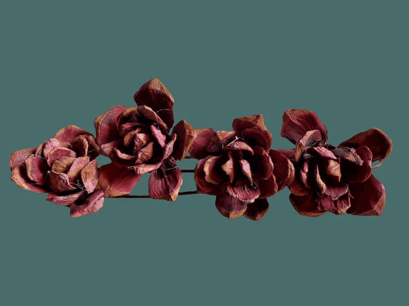 Rosen aus Zapfenschuppen am Draht