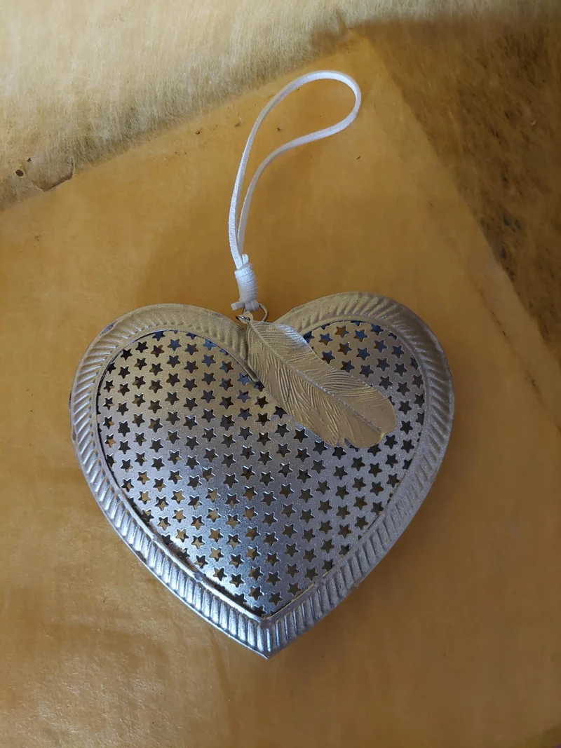Metallherz mit Feder zum Hängen