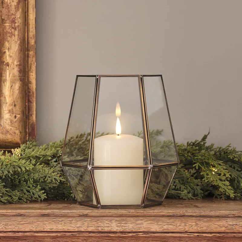 Vicarage Sechseck-Laterne in Gold mit TruGlow® LED-Kerze und Fernbedienung