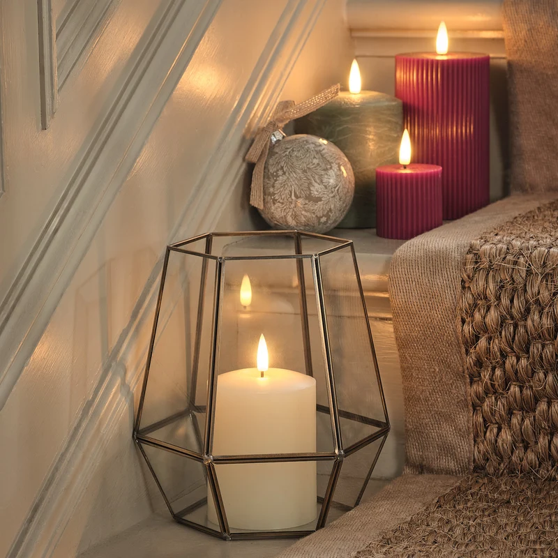 Vicarage Sechseck-Laterne in Gold mit TruGlow® LED-Kerze und Fernbedienung